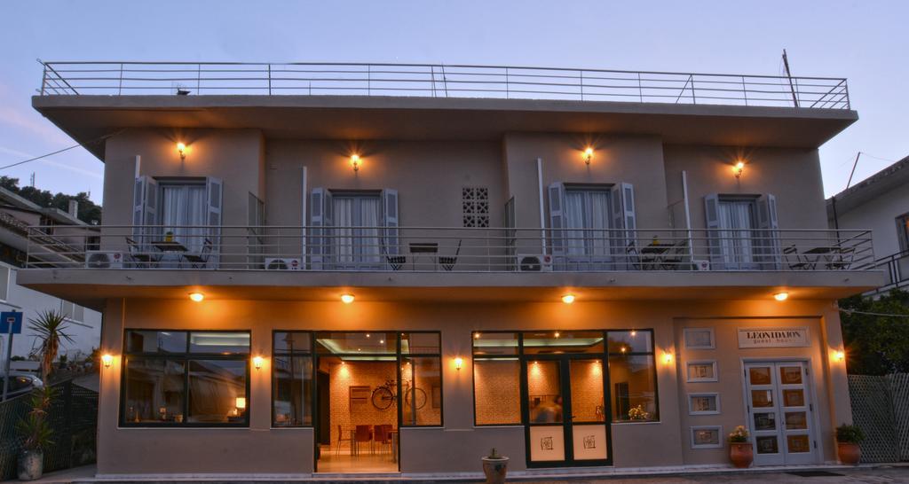 Leonidaion Guesthouse Ancient Olympia Eksteriør billede The hotel at night